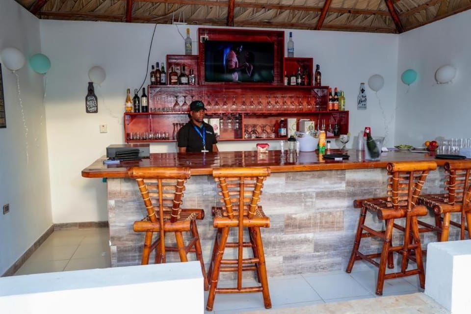 Communal lounge/ TV room, Nightclub / DJ, Lounge or bar, Food and drinks, Evening entertainment, Breakfast, Drinks