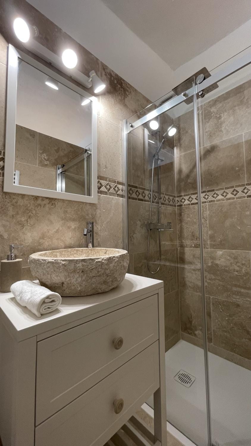 Shower, Bathroom, towels