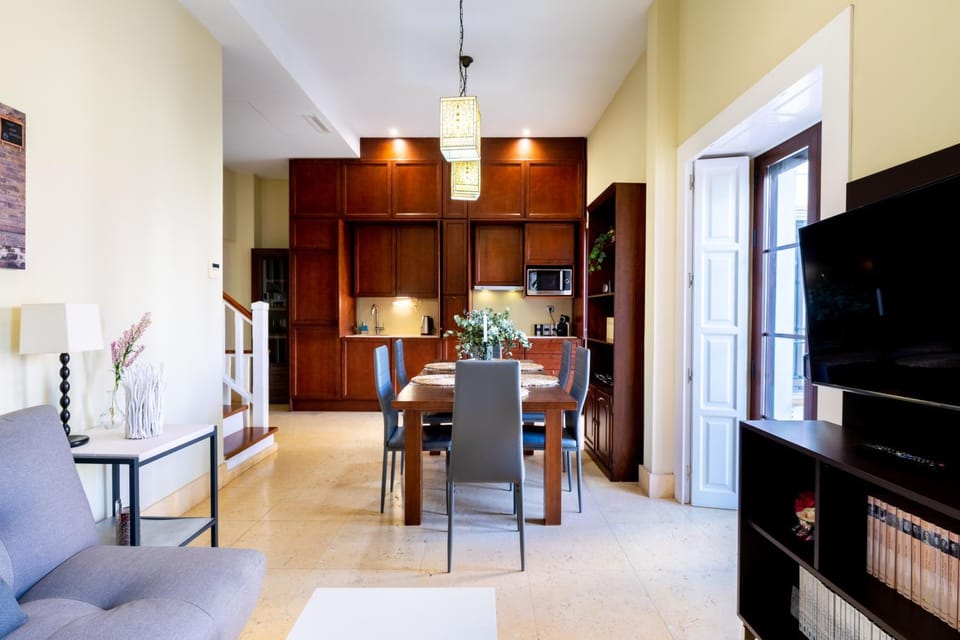 Kitchen or kitchenette, Living room, Seating area, Dining area