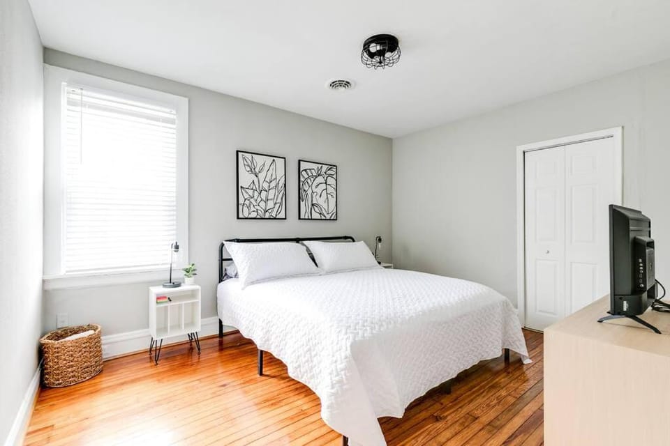 Bed, TV and multimedia, Photo of the whole room, Bedroom, hair dresser