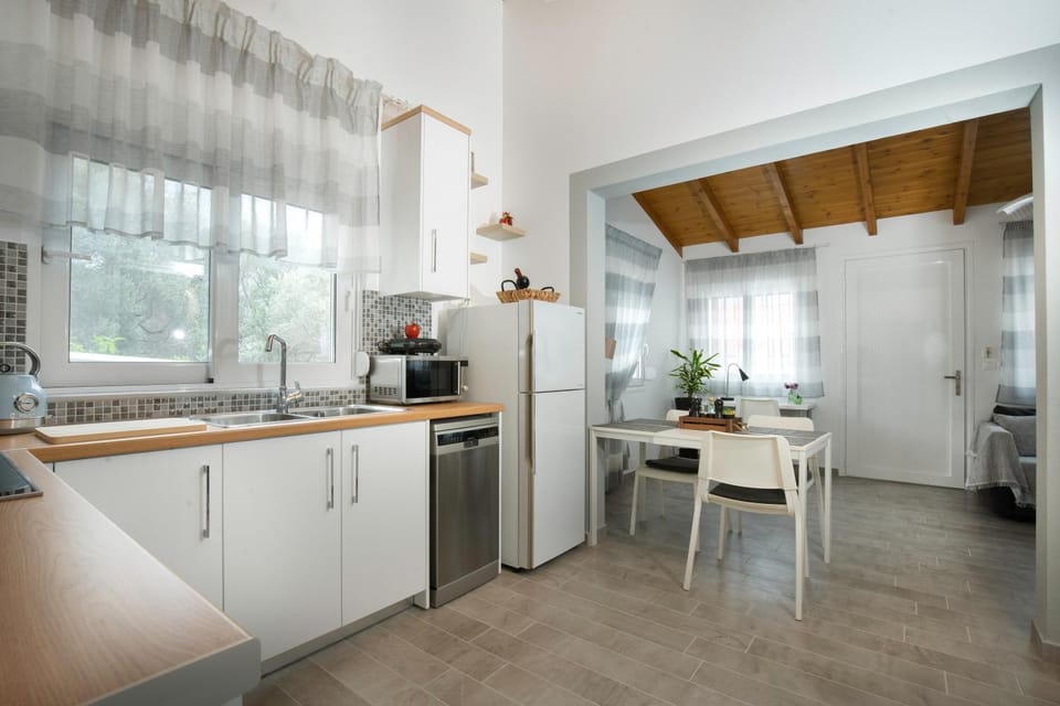 Dining area, dishwasher, minibar