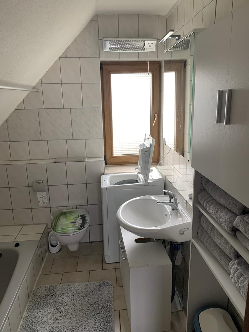 Toilet, Bathroom, towels, washing machine