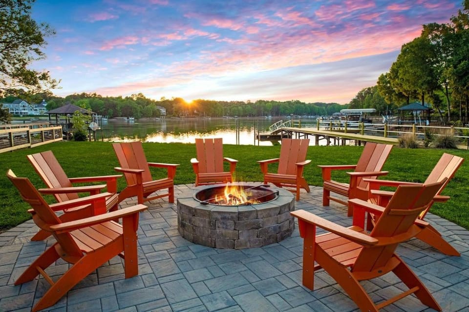 Blue Haven w/Game Room, Hot Tub & Optional Boat Rental House in Mooresville