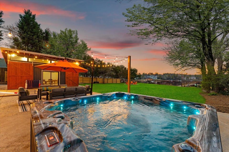 Blue Haven w/Game Room, Hot Tub & Optional Boat Rental House in Mooresville