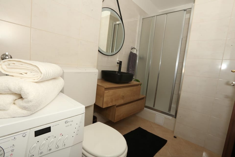 Shower, Toilet, Bathroom, towels