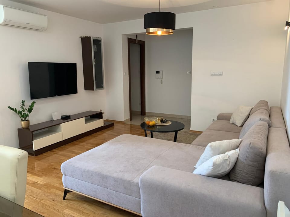 Communal lounge/ TV room, TV and multimedia, Living room, Seating area, Evening entertainment
