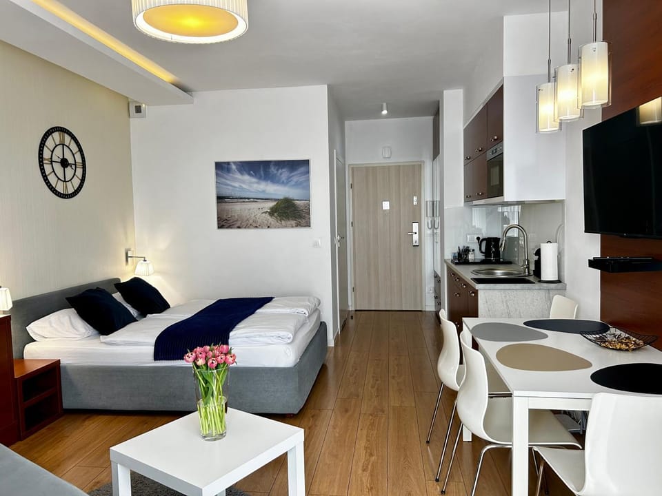 Bed, TV and multimedia, Coffee/tea facilities, Photo of the whole room, Seating area