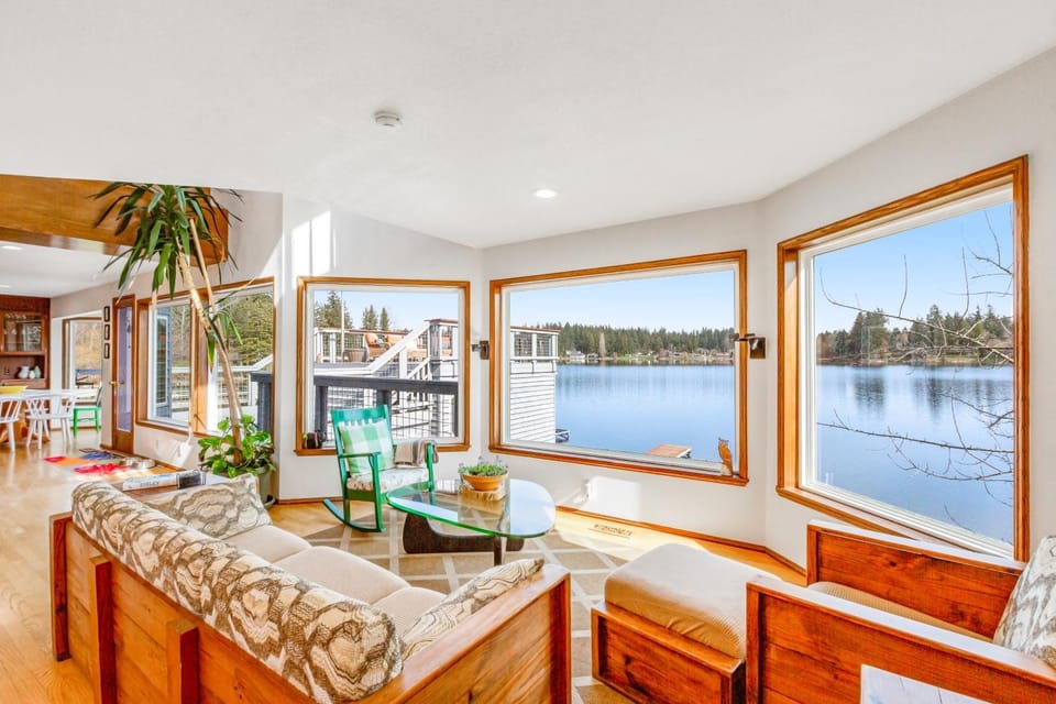 Deer Lake Shores House in Whidbey Island
