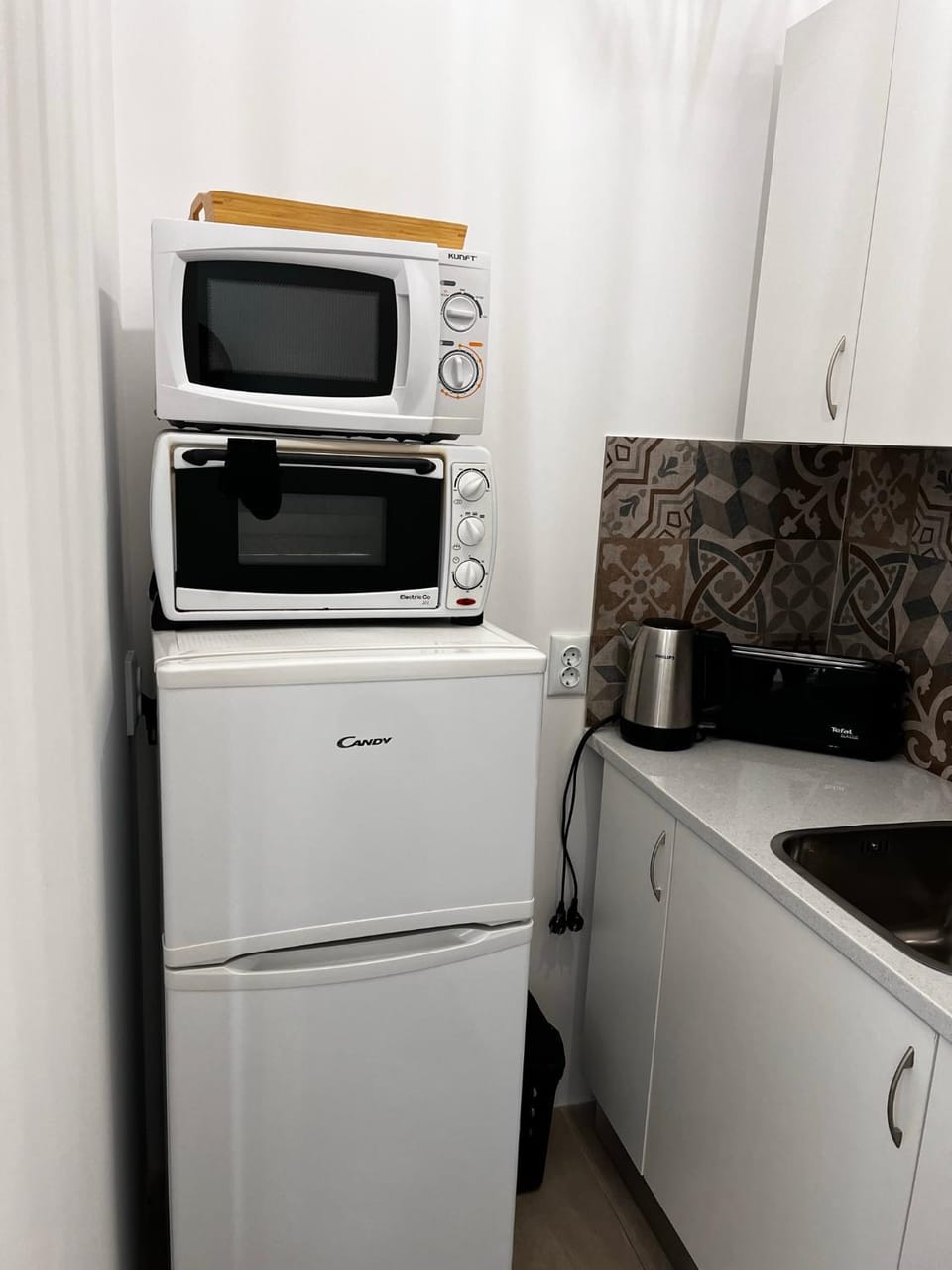 Kitchen or kitchenette, minibar, kitchen