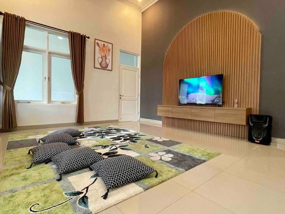 Communal lounge/ TV room, TV and multimedia, Living room, Seating area, Evening entertainment