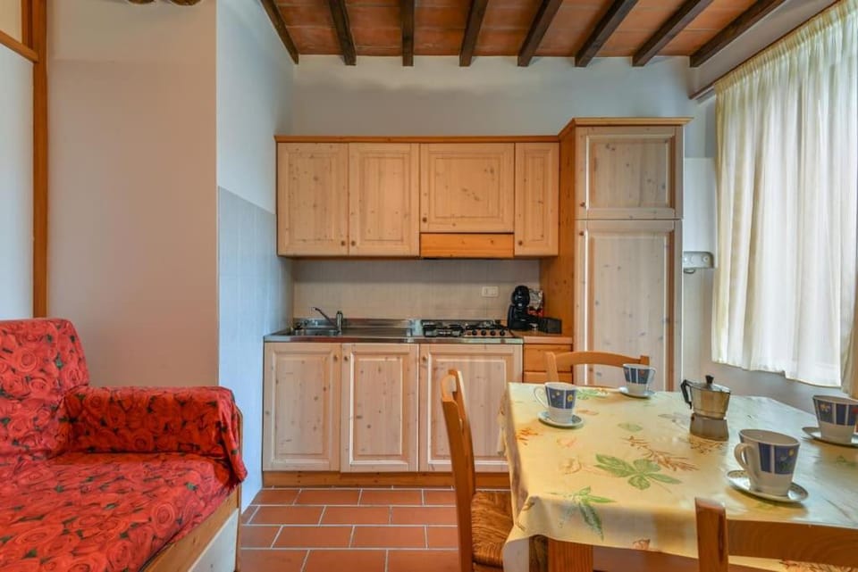 Kitchen or kitchenette, Living room, Seating area, Dining area