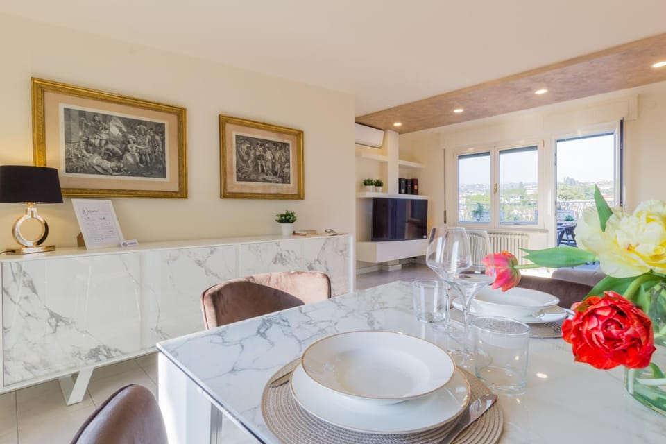 TV and multimedia, Living room, Seating area, Dining area