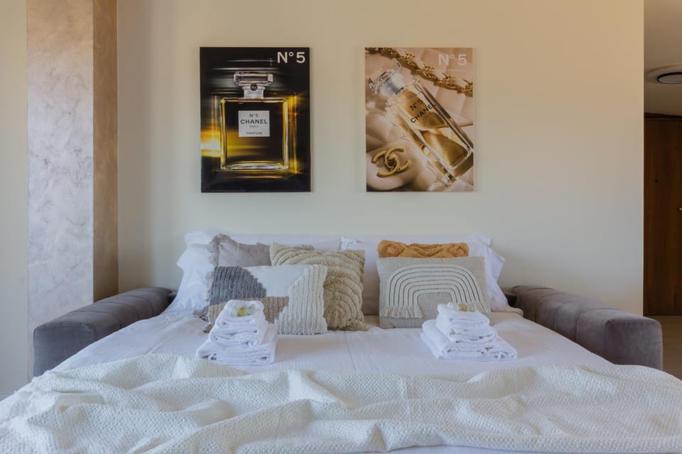 Bed, towels