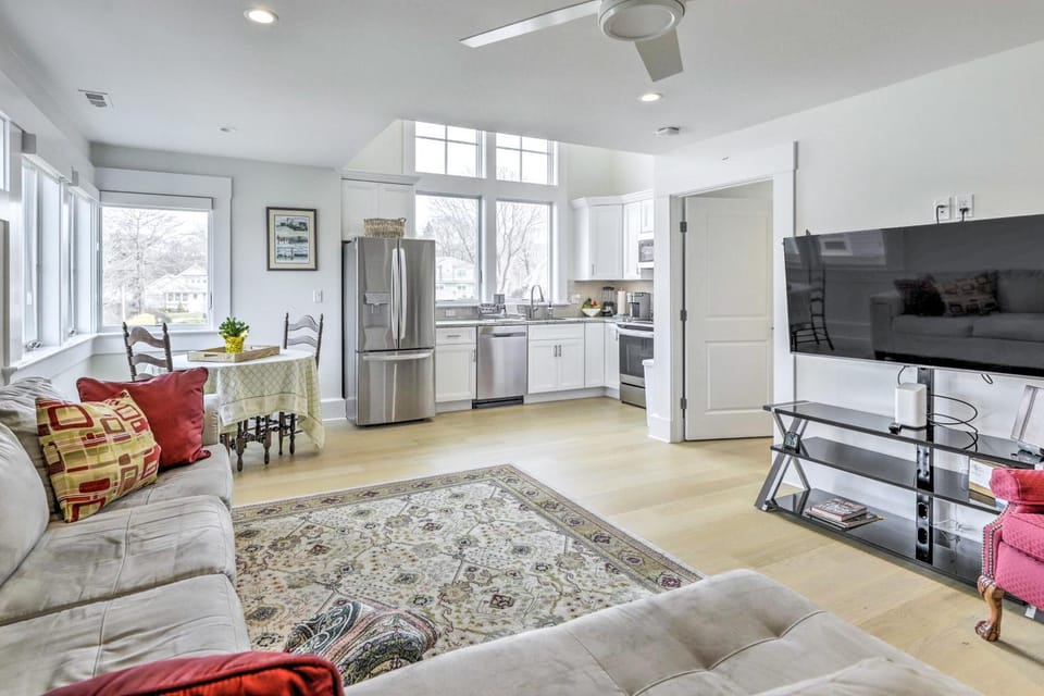 Coastal Waterford Getaway, Steps to the Water! Apartment in Waterford