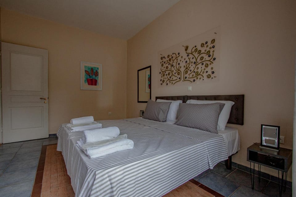 Bed, Bedroom, towels