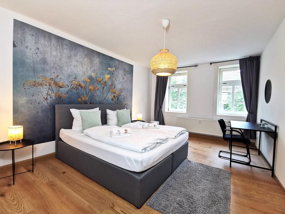 Bed, Living room, Photo of the whole room, Seating area, Bedroom, towels