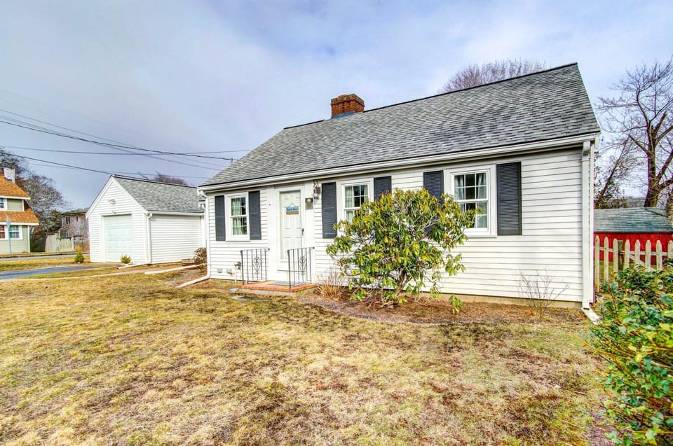 2 Mi to Beach: Walkable Coastal Gem in Hyannis! House in Hyannis
