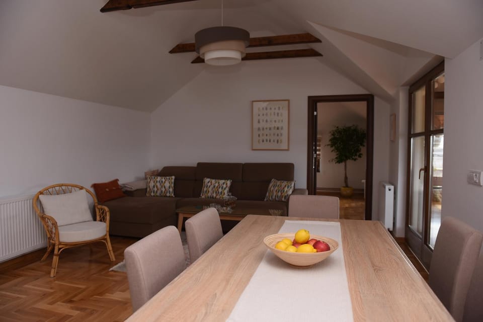 Living room, Food and drinks, Seating area, Dining area, Food