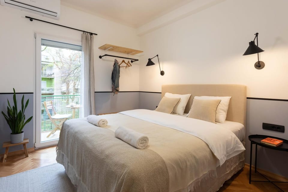 Bed, Photo of the whole room, Bedroom, internet, towels, air conditioner