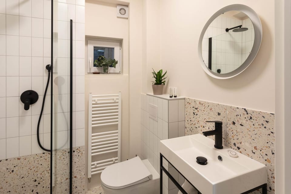 Shower, Toilet, Bathroom, heating, towels