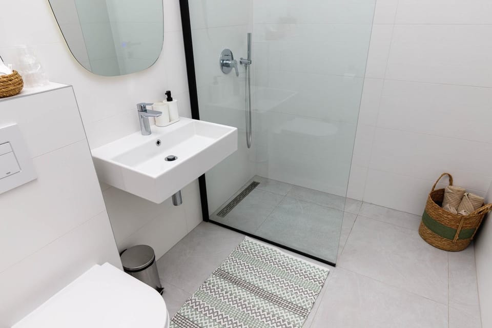 Shower, Toilet, Bathroom, towels