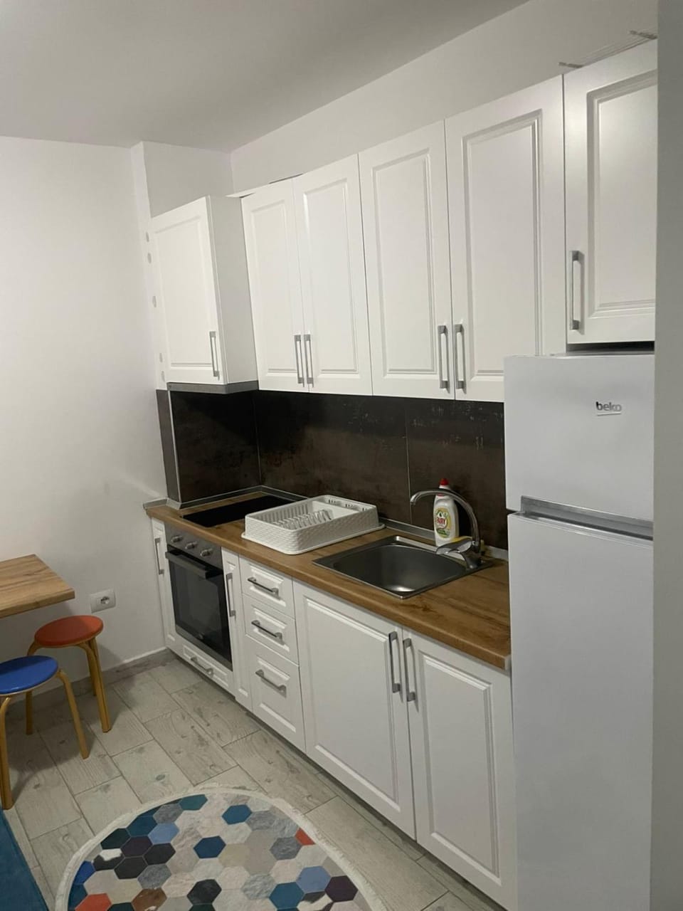 Kitchen or kitchenette, minibar, oven