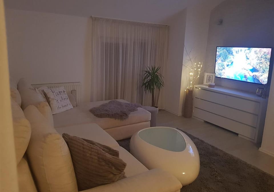 Communal lounge/ TV room, Bed, TV and multimedia, Living room, Photo of the whole room, Seating area, Evening entertainment