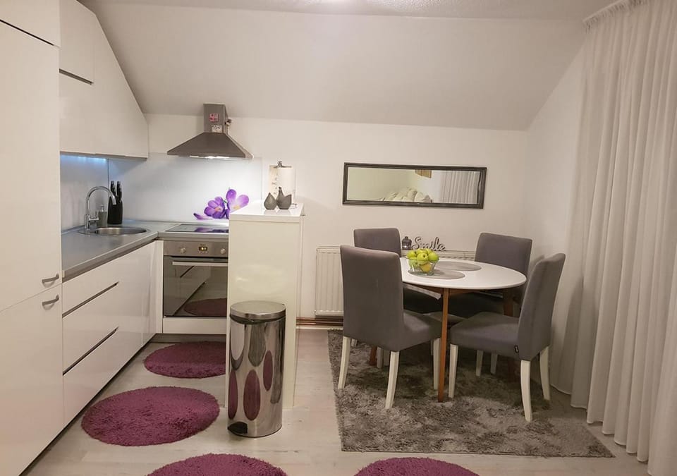 Kitchen or kitchenette, Dining area, minibar, kitchen