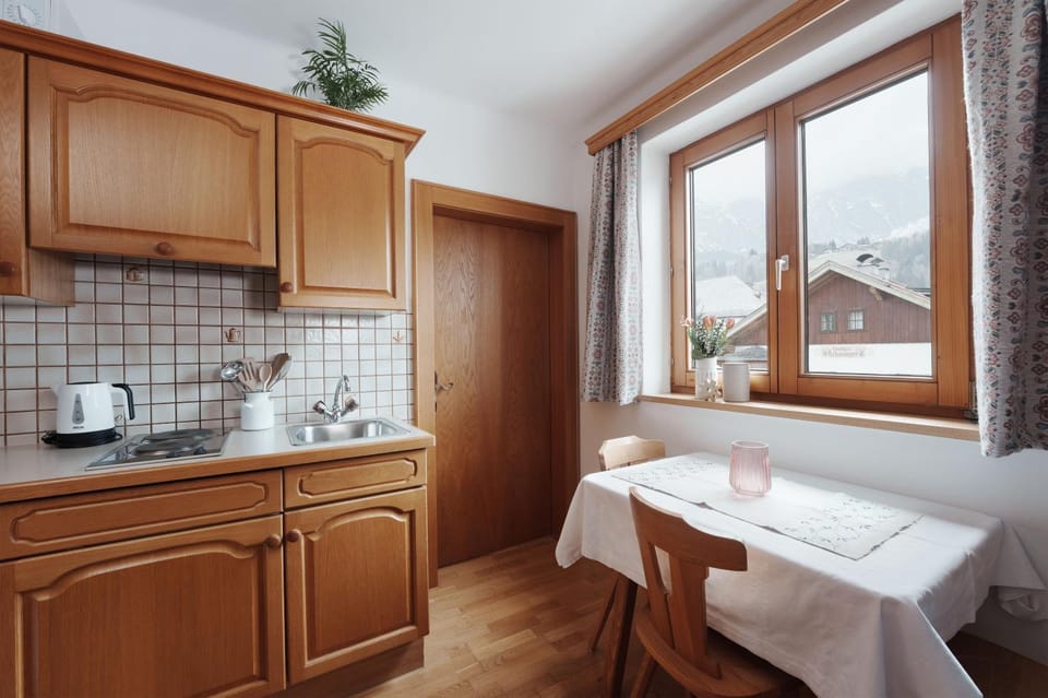 Coffee/tea facilities, Kitchen or kitchenette, Dining area, minibar, stove