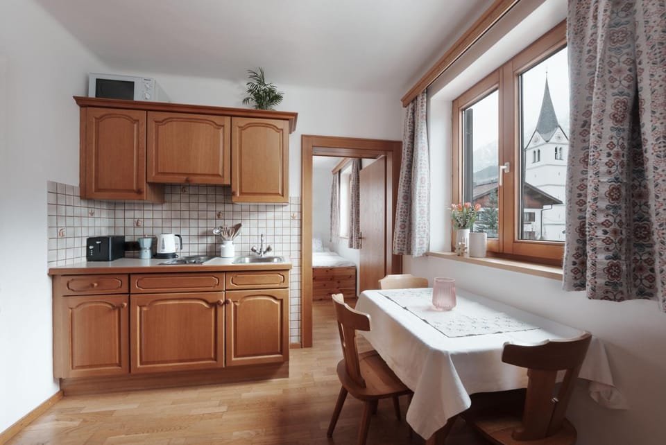 Kitchen or kitchenette, Dining area, minibar, stove
