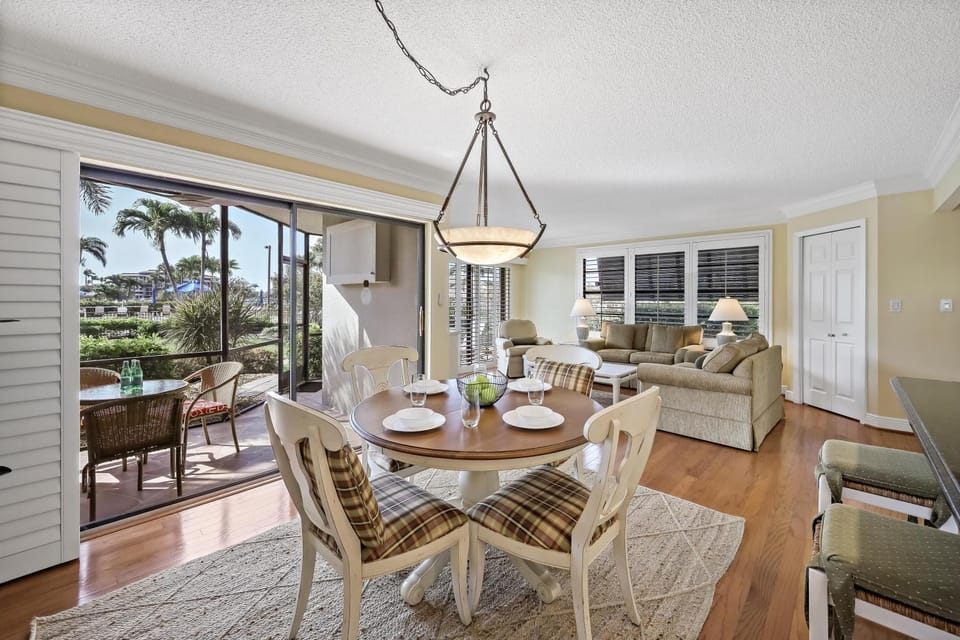 Rare garden unit with pool, grills and beach access House in Marco Island