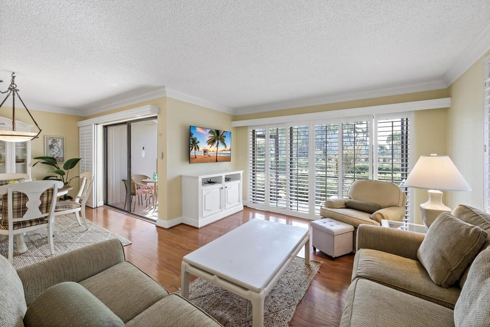 Rare garden unit with pool, grills and beach access House in Marco Island