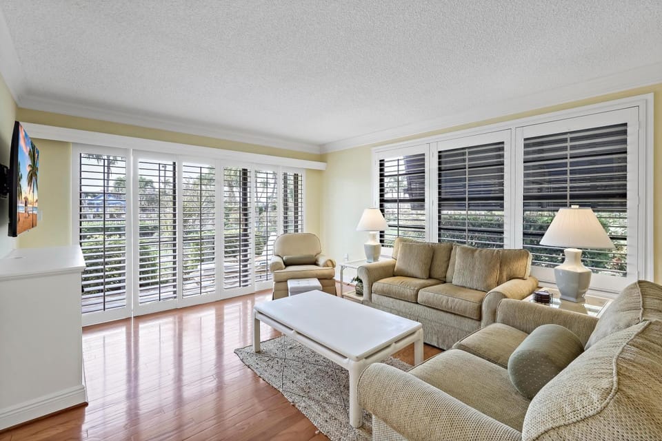 Rare garden unit with pool, grills and beach access House in Marco Island
