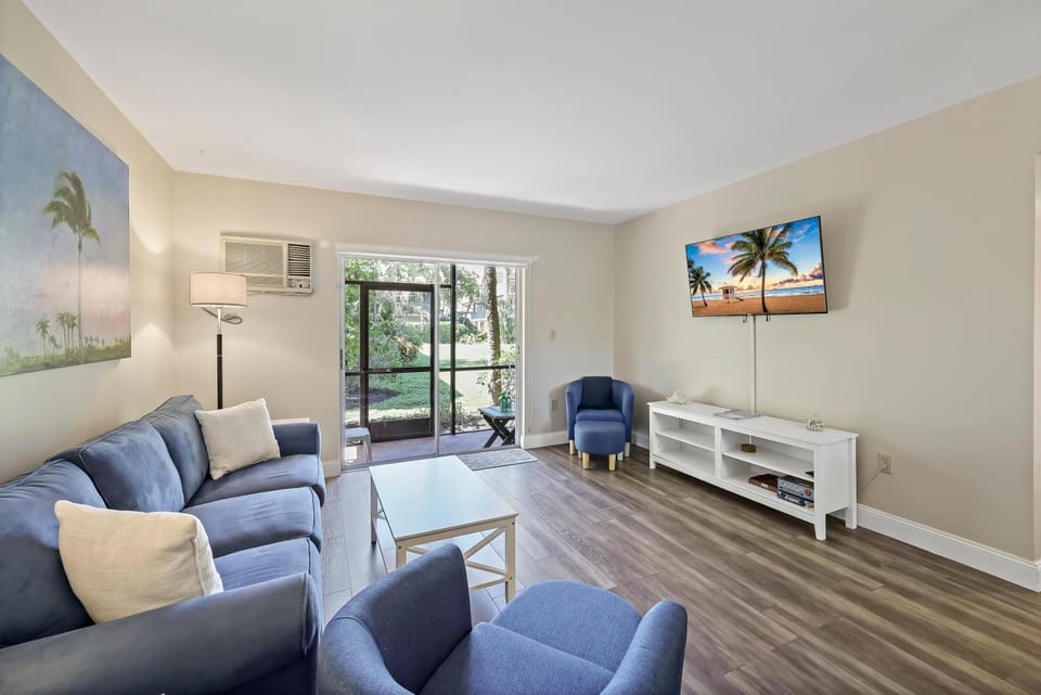 Quaint condo steps to the beach and dining House in Marco Island