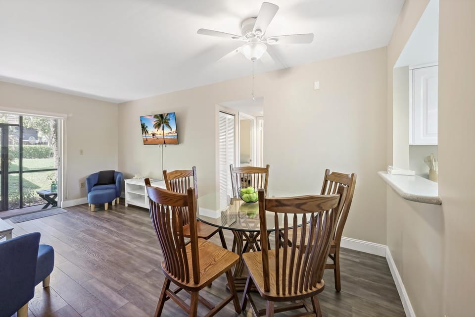 Quaint condo steps to the beach and dining House in Marco Island