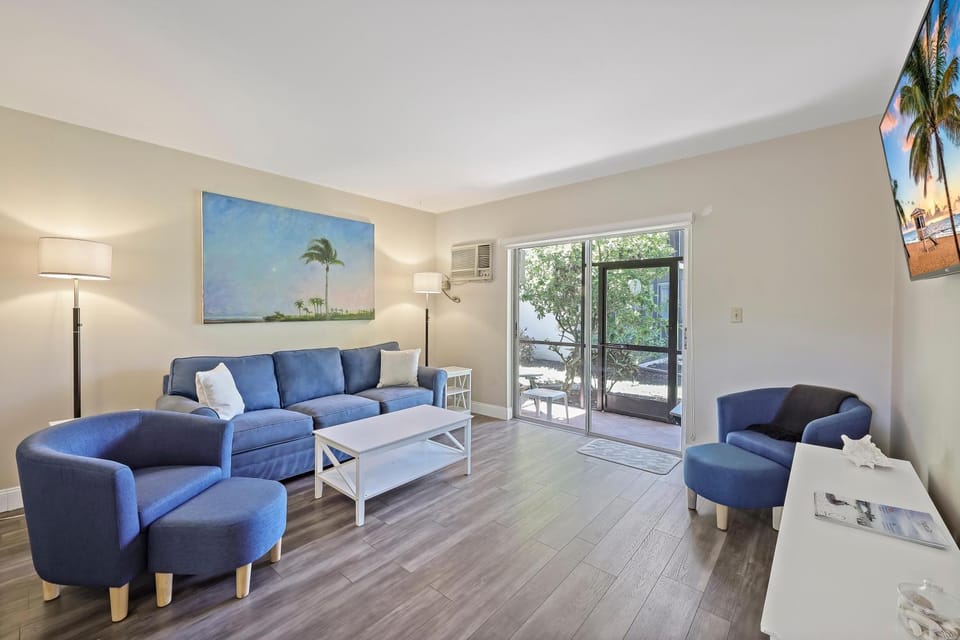 Quaint condo steps to the beach and dining House in Marco Island