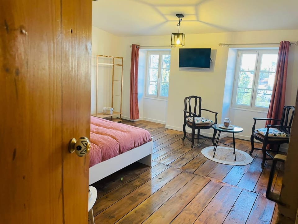 Bed, TV and multimedia, Photo of the whole room, Bedroom