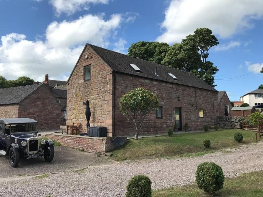 Classy Rustic Barn Conversion sleeps 4 Near Alton Towers, Polar Bears, Peak District House in Staffordshire Moorlands District