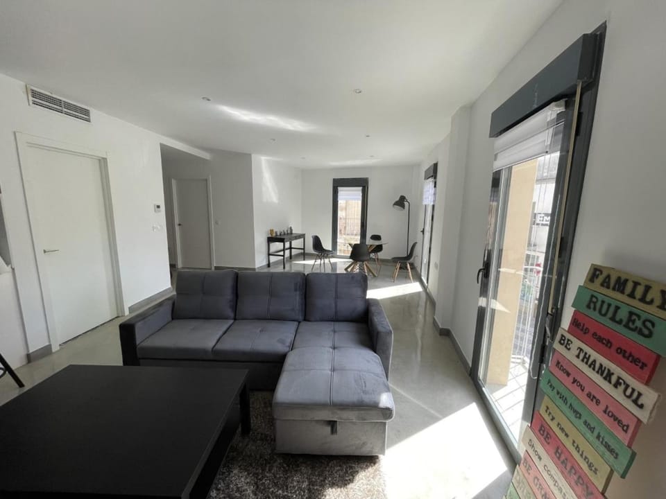 TV and multimedia, Living room, Photo of the whole room, Dining area, air conditioner