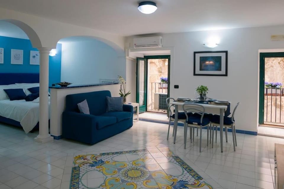 Bed, Photo of the whole room, Dining area, air conditioner