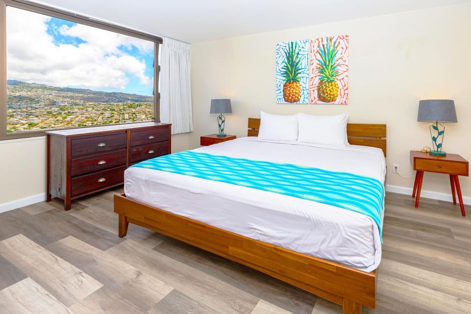Bedroom, Mountain view