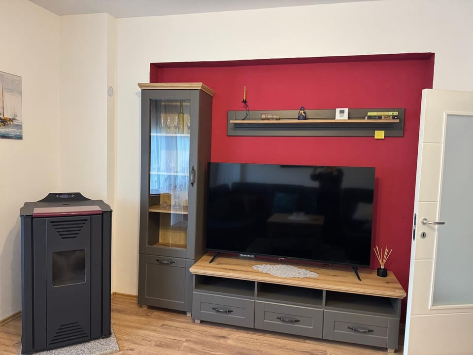 Communal lounge/ TV room, TV and multimedia