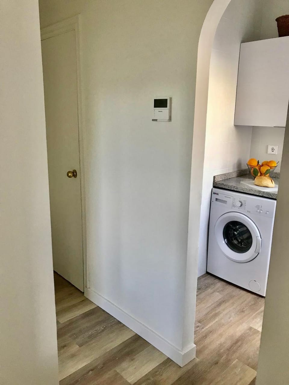 Kitchen or kitchenette, minibar, washing machine