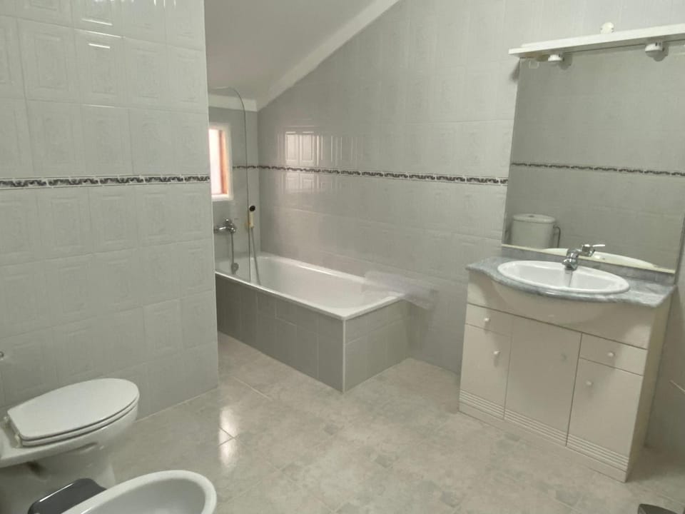 Shower, Toilet, Bathroom, Bath, bidet, towels