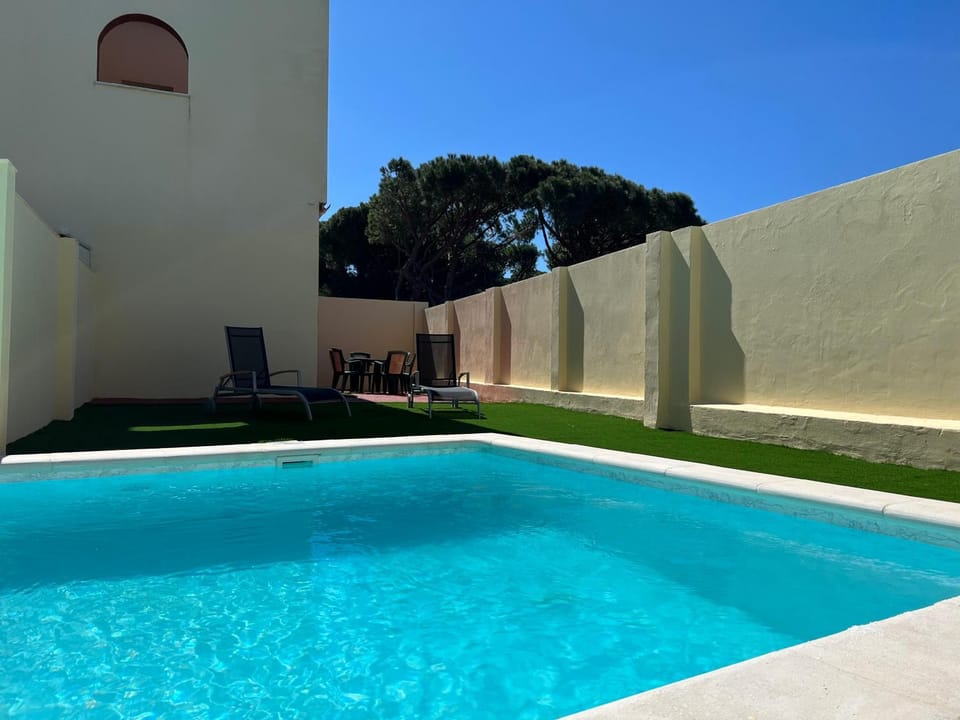 Swimming pool, sunbed