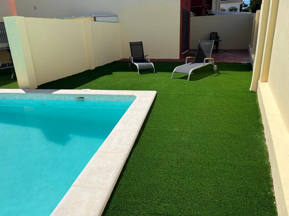 Swimming pool, sunbed