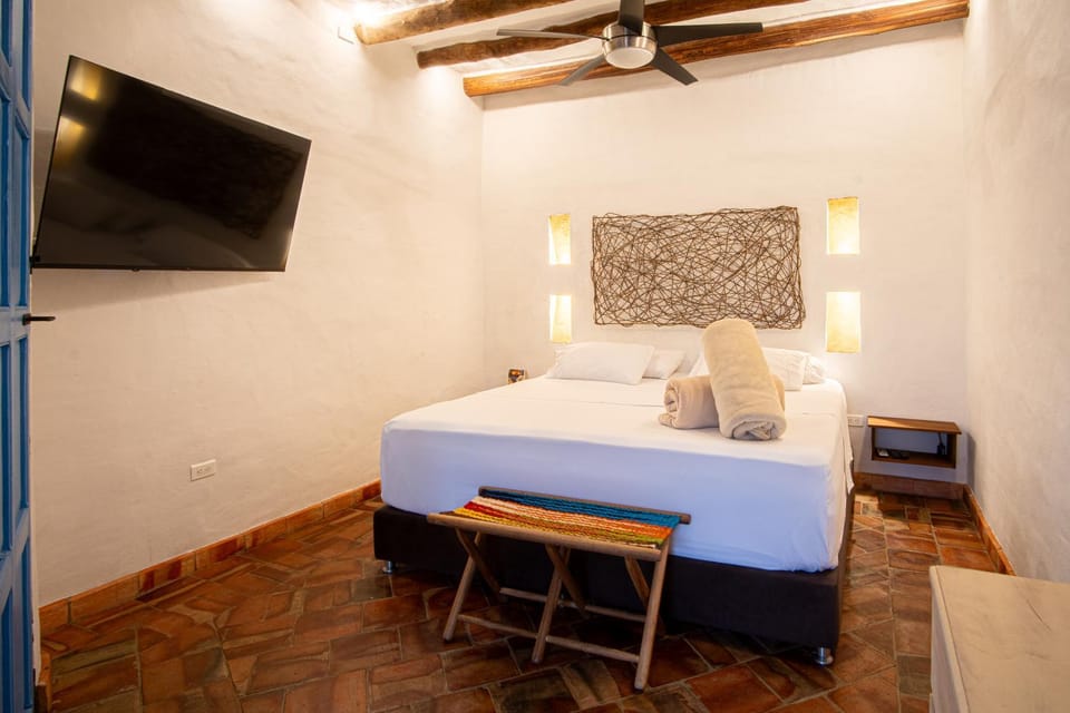 Bed, TV and multimedia, Photo of the whole room, Bedroom
