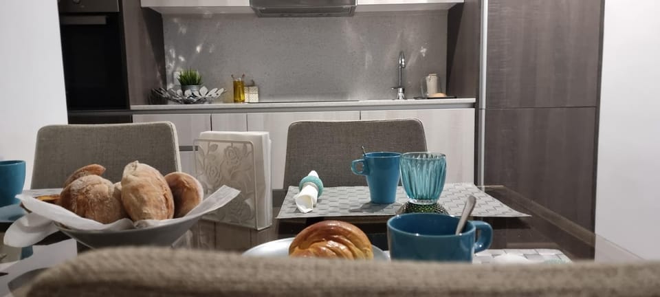 Kitchen or kitchenette, Food, furniture, minibar, pet friendly, stove, toaster