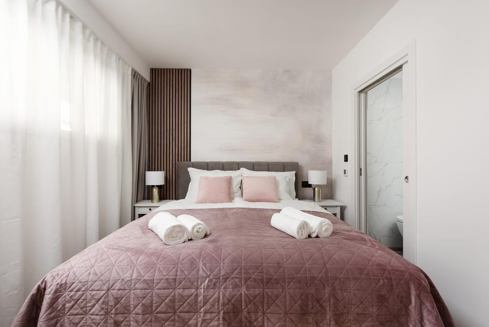 Bed, Photo of the whole room, Bedroom, towels