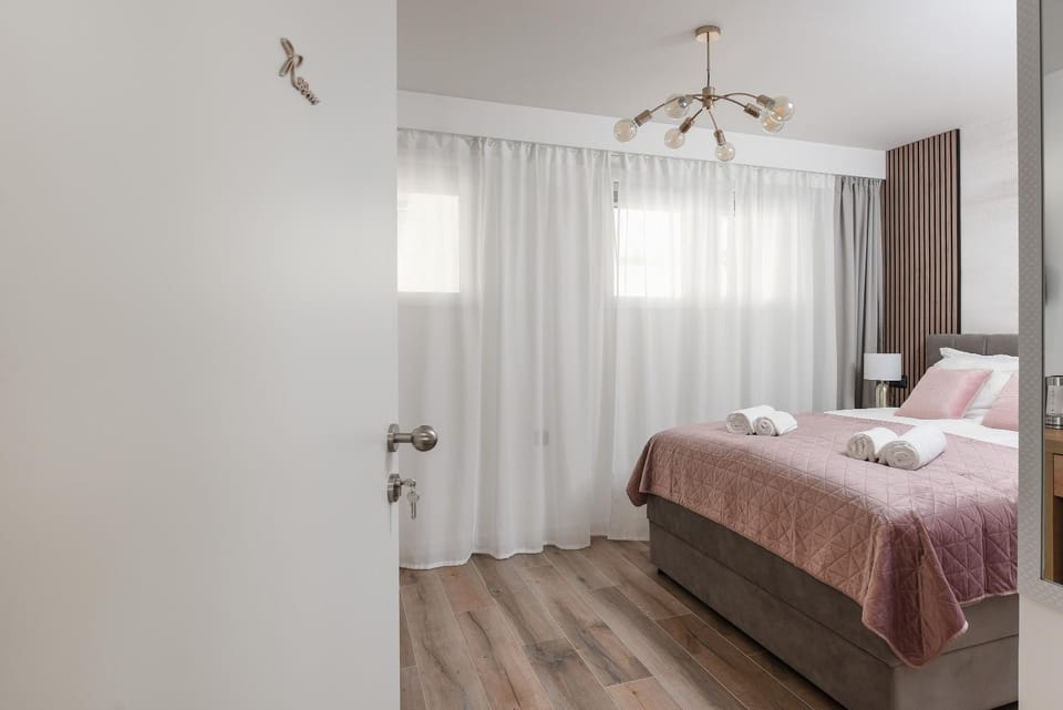 Bed, Photo of the whole room, Bedroom, towels